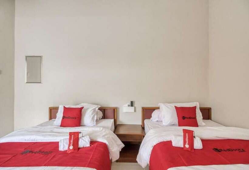 هتل Reddoorz Near Babarsari 2