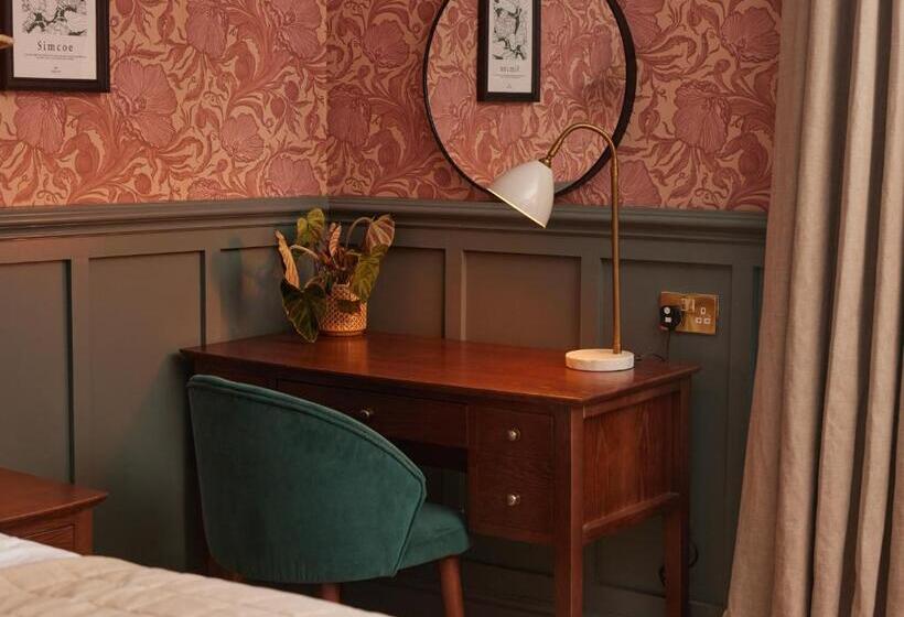 בית מלון כפרי Dog And Partridge By Greene King Inns