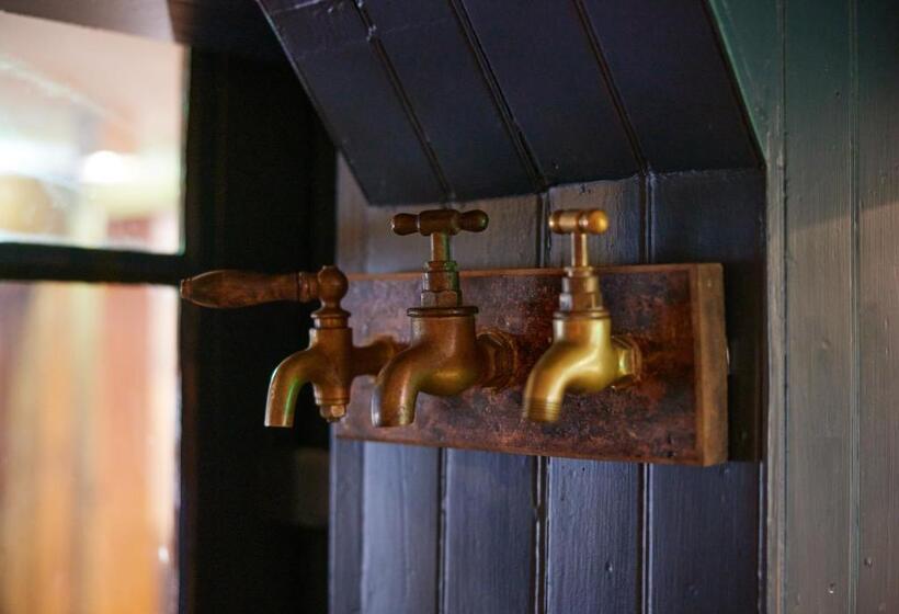 בית מלון כפרי Dog And Partridge By Greene King Inns