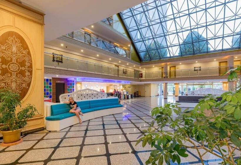 Отель Holiday Park Resort