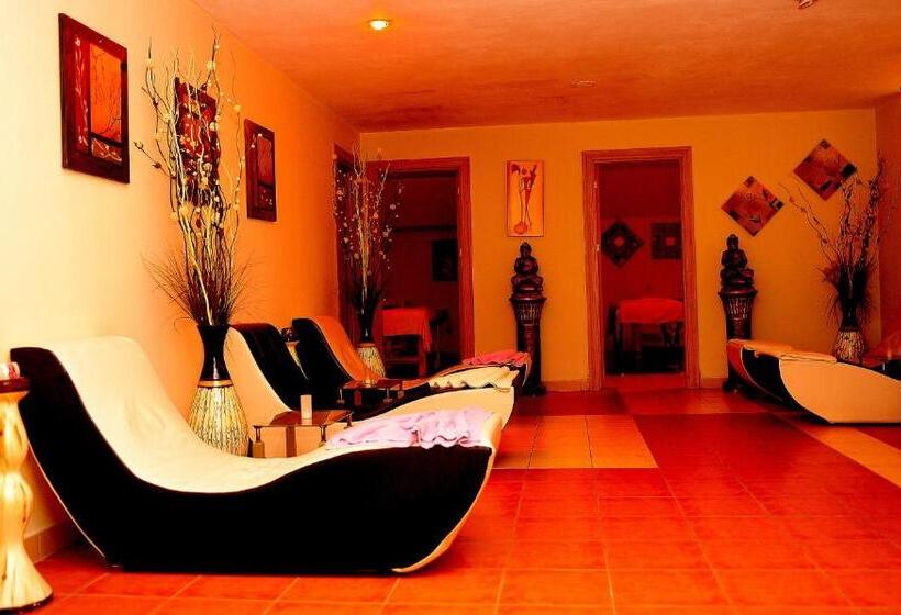 Отель Holiday Park Resort