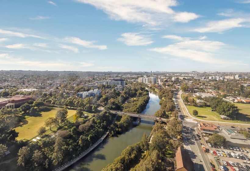בית מלון כפרי Meriton Suites George Street, Parramatta