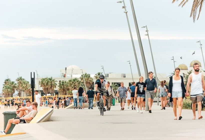 Отель Nomads St Kilda