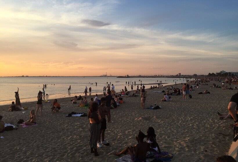 Отель Nomads St Kilda