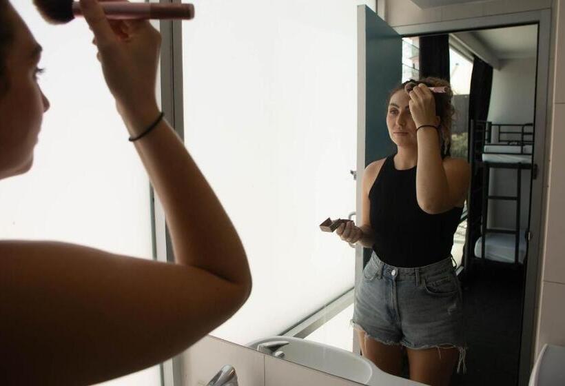 Отель Nomads St Kilda