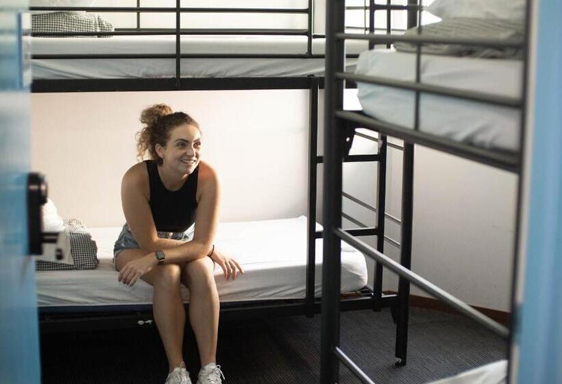 Отель Nomads St Kilda