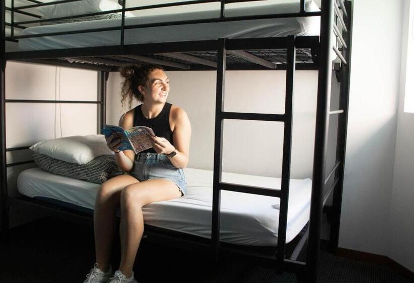 Отель Nomads St Kilda