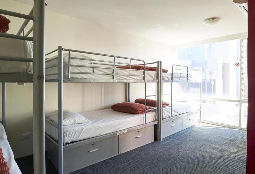 Отель Nomads St Kilda