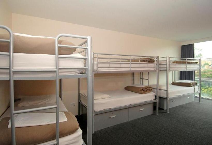 Отель Nomads St Kilda