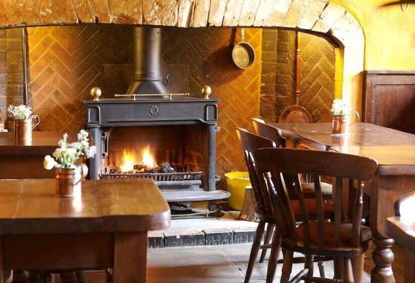 ホテル The Old Crown Coaching Inn