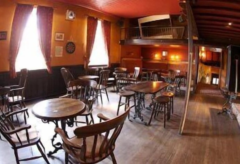 ホテル The Old Crown Coaching Inn