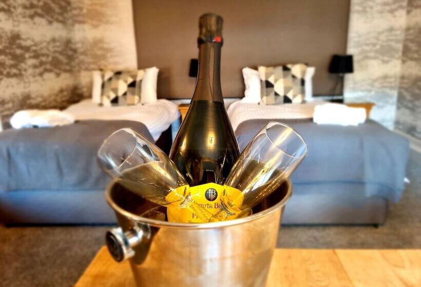 בית מלון כפרי The Tower Gastro Pub & Apartments