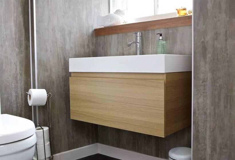 בית מלון כפרי The Tower Gastro Pub & Apartments