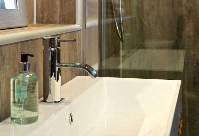 בית מלון כפרי The Tower Gastro Pub & Apartments