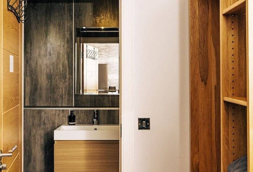 בית מלון כפרי The Tower Gastro Pub & Apartments