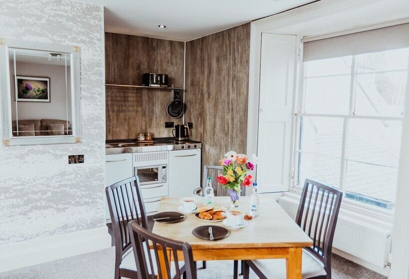 בית מלון כפרי The Tower Gastro Pub & Apartments