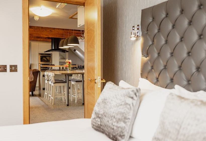 בית מלון כפרי The Tower Gastro Pub & Apartments