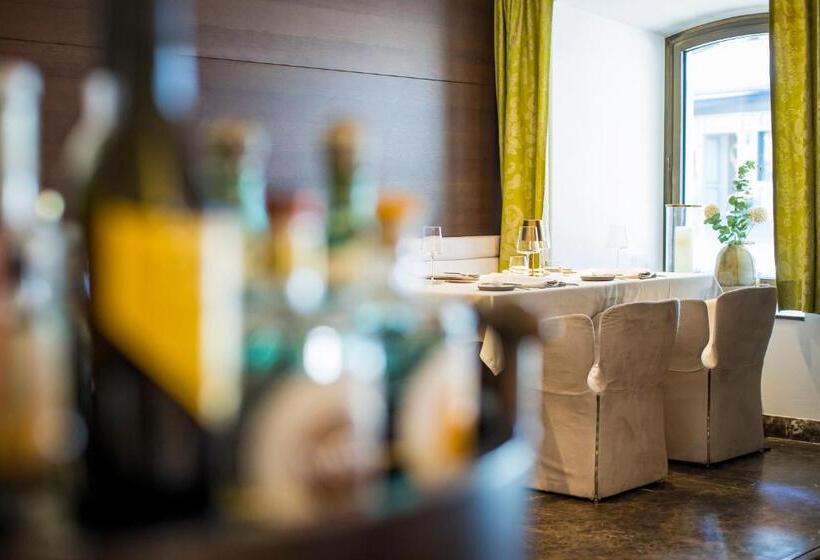 Iris Porsche Hotel & Restaurant