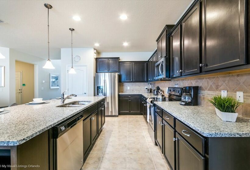 Beautiful 8 Bed Villa Pool & Spa