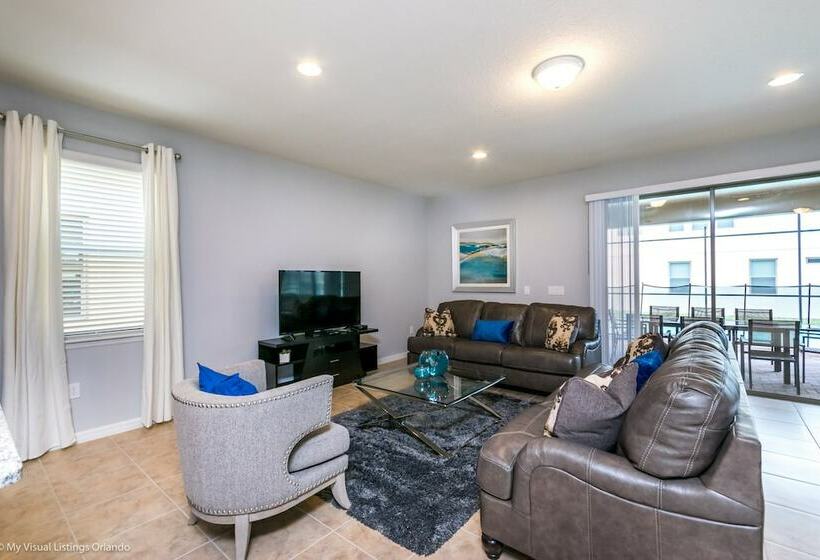 Beautiful 8 Bed Villa Pool & Spa