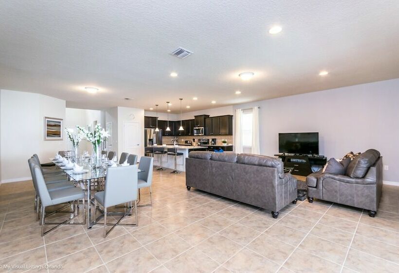 Beautiful 8 Bed Villa Pool & Spa