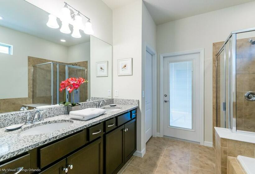 Beautiful 8 Bed Villa Pool & Spa