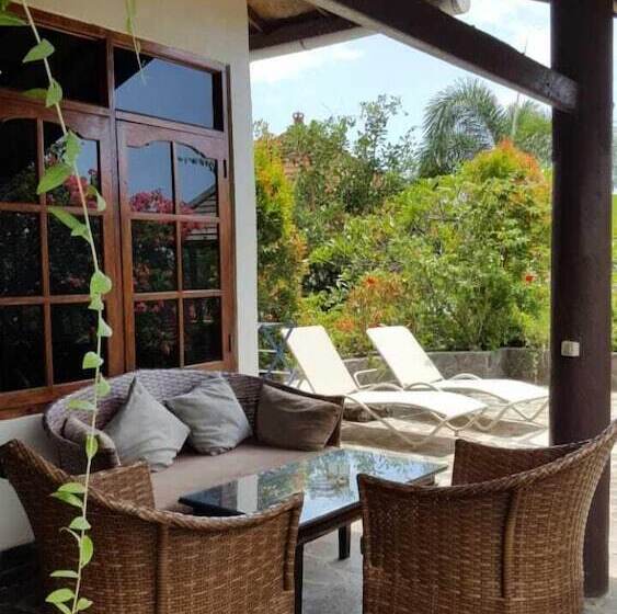 تختخواب و صبحانه Villa Lumbalumba Banyualit