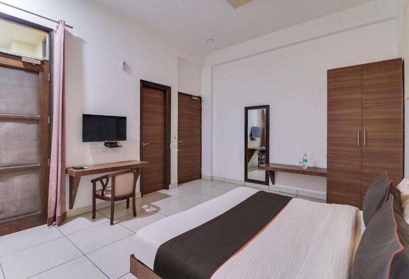 Отель Collection O 79127 Collection O Green Plaza