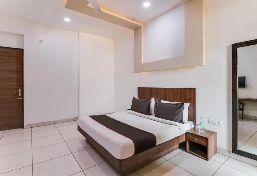 Отель Collection O 79127 Collection O Green Plaza