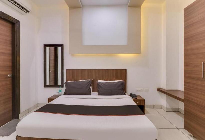 Отель Collection O 79127 Collection O Green Plaza