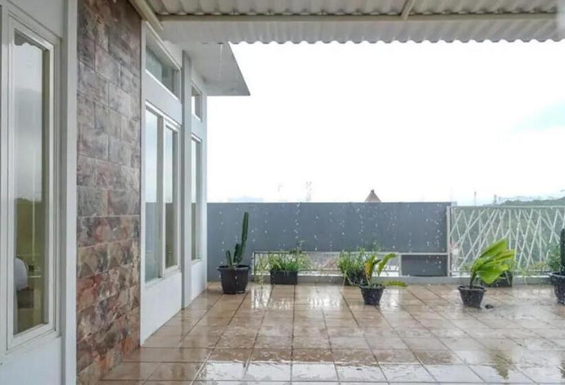 Отель De Malang Sweet Homestay Syariah Mitra Reddoorz