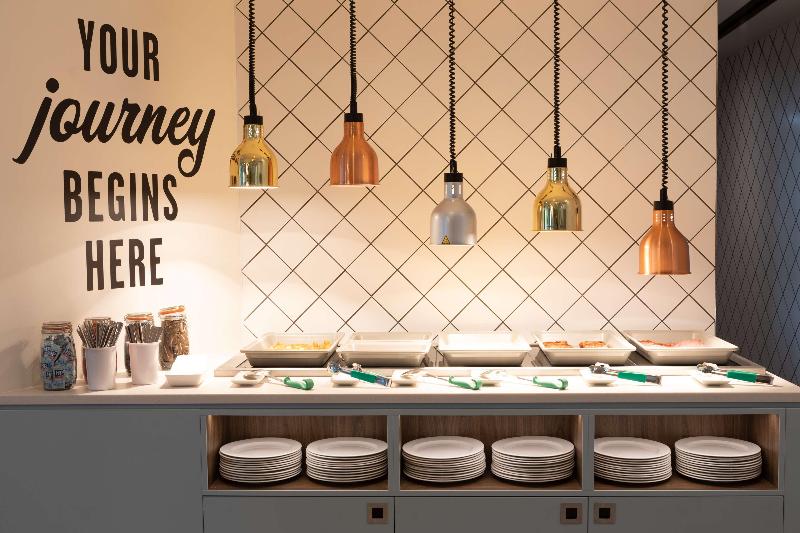 Отель Hampton By Hilton Ashford International