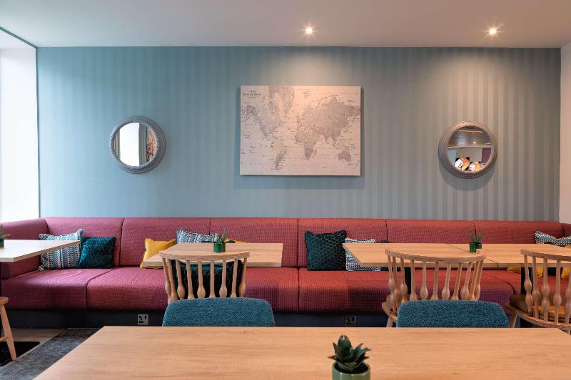 Отель Hampton By Hilton Ashford International