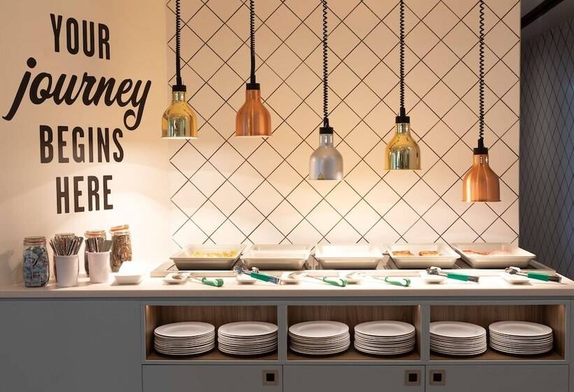 Отель Hampton By Hilton Ashford International