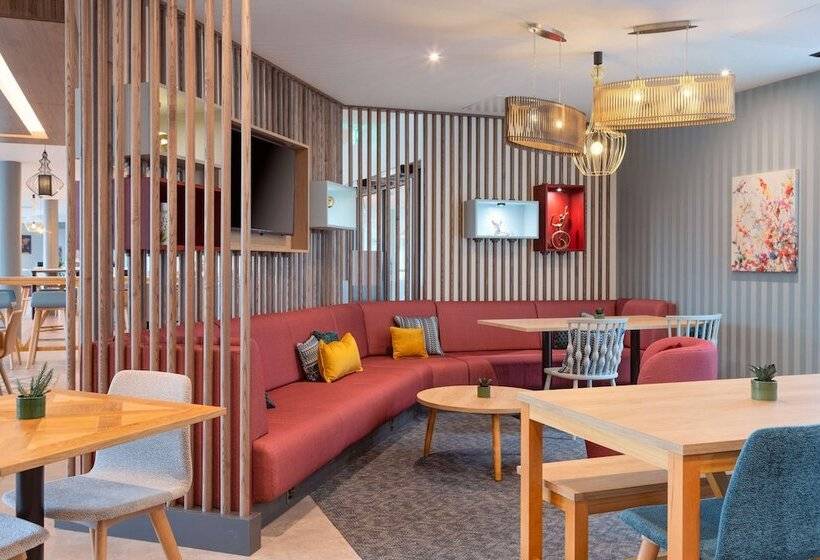 Отель Hampton By Hilton Ashford International