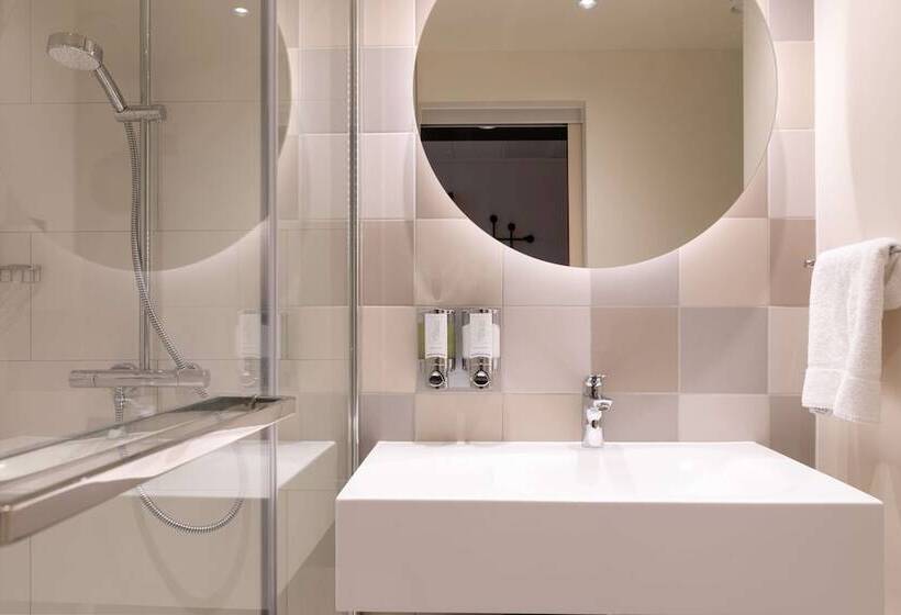 Отель Hampton By Hilton Ashford International