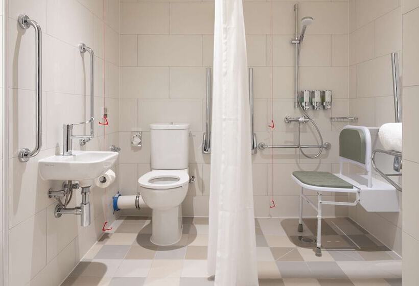 Отель Hampton By Hilton Ashford International