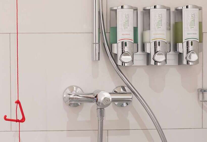 Отель Hampton By Hilton Ashford International