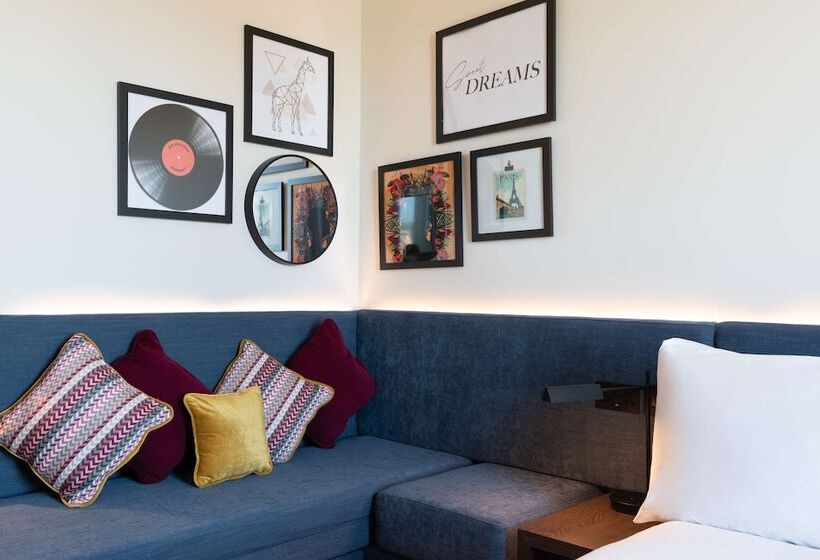 Отель Hampton By Hilton Ashford International