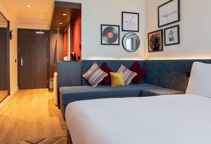 Отель Hampton By Hilton Ashford International