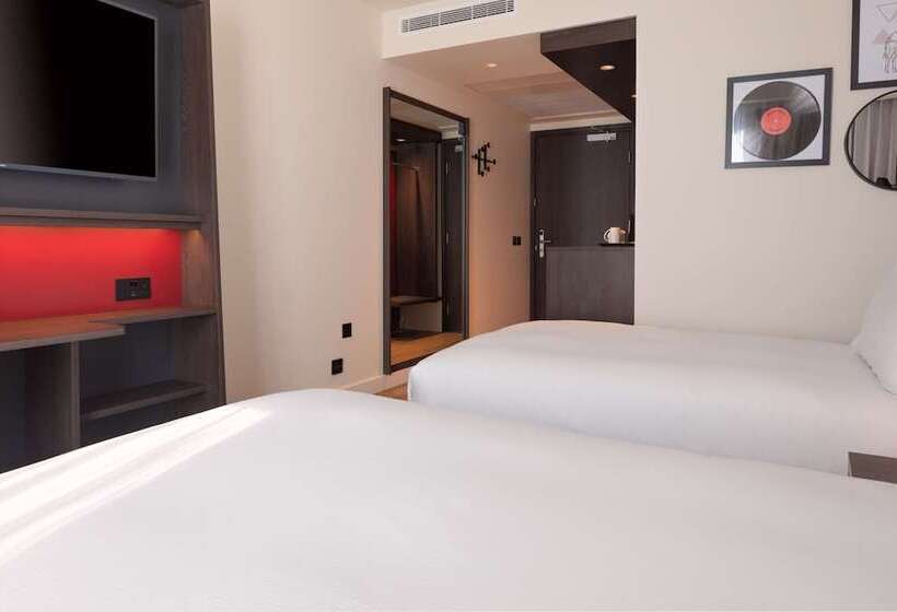 Отель Hampton By Hilton Ashford International