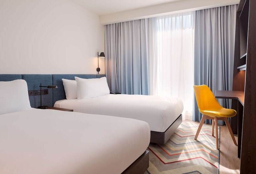 Отель Hampton By Hilton Ashford International