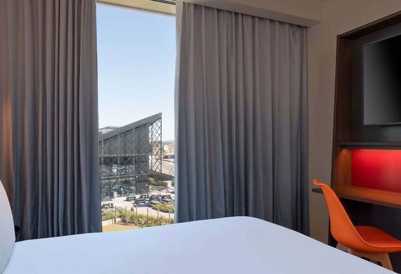 Отель Hampton By Hilton Ashford International