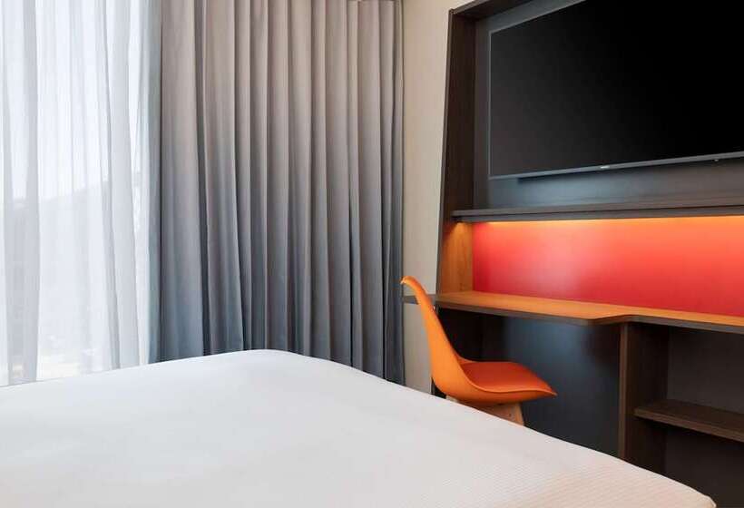 Отель Hampton By Hilton Ashford International