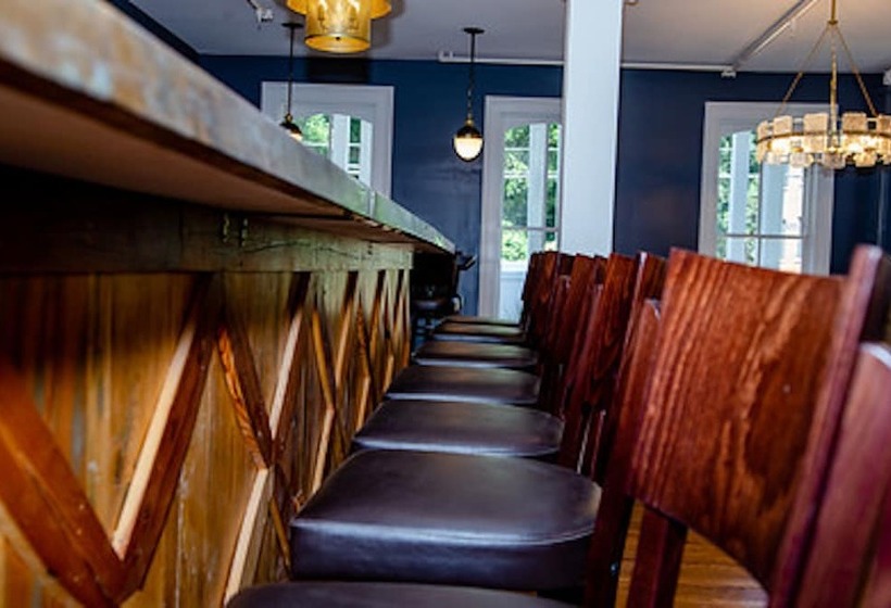 Отель The Colonial Inn