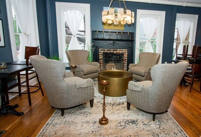 Отель The Colonial Inn