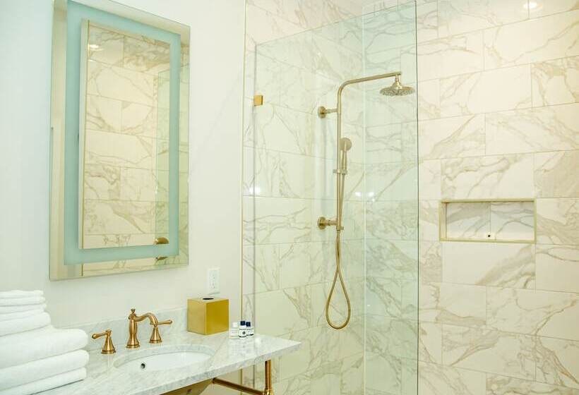 ホテル The Colonial Inn