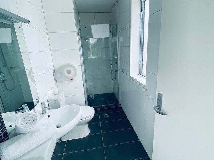 ユースホステル Based By The Lake