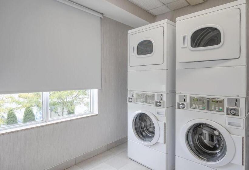 Holiday Inn Express Hotel & Suites Ottawa Airport, An Ihg