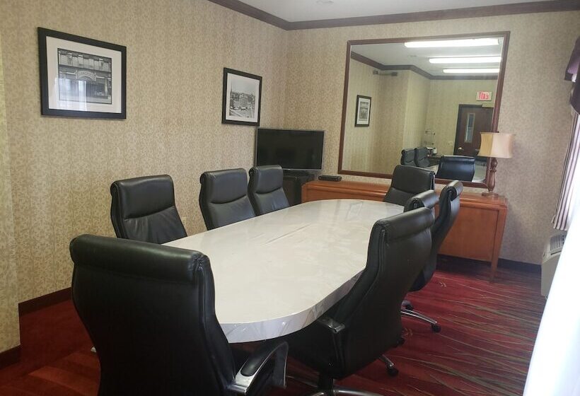 فندق A Victory Suites Warren